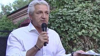 Леонид Огуль посетил музейный дворик Астраханской картинной галереи