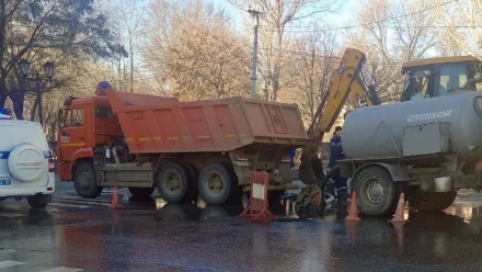 В Астрахани напротив кремля ограничили движение из-за коммунальной аварии 