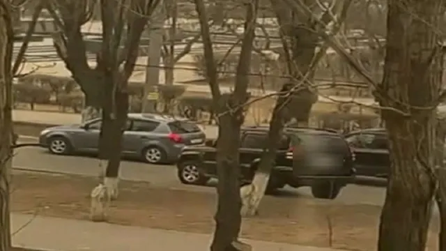 В Астрахани оштрафовали водителя за объезд пробки по тротуару