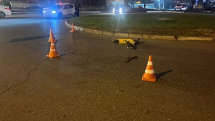 В Астрахани мужчина пострадал во время езды на электросамокате