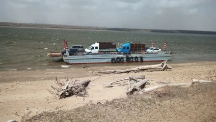 В Астраханской области из-за сильного ветра унесло паром с людьми