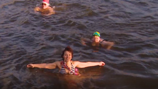 Астраханские моржи отмечают новогодние праздники зимним плаванием