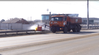 В Астрахани коммунальщики начали мыть леерные ограждения