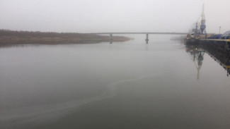 В Астрахани на Волге около Нового моста обнаружили маслянистую плёнку