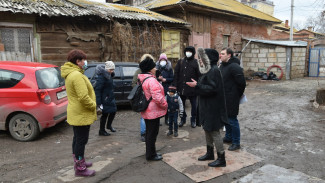 В Астрахани проводят встречи с жителями по вопросам аварийного жилья