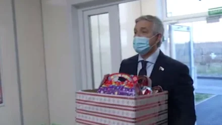 Леонид Огуль вручил подарки детям медработников "красной зоны"
