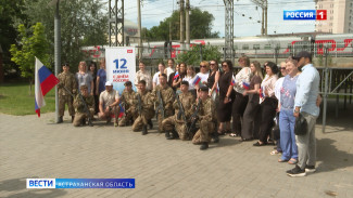 В Астрахани в парке прошло торжественно-парадное дефиле с показом военно-прикладных навыков