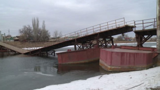 Обрушение пешеходного моста через Серебряную Воложку в Астрахани: подробности