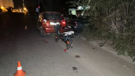 В Астрахани самокатчик въехал в автомобиль 