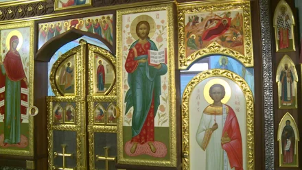 В астраханском храме появились иконостасы, изготовленные палехскими мастерами