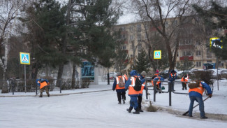 В Астрахани 320 коммунальщиков устраняют последствия снегопада