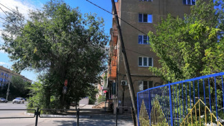 В Астрахани опасный столб возле школы угрожает безопасности детей