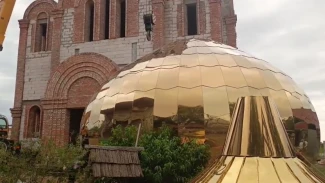  В Астрахани подняли купол над храмом Георгия Победоносца