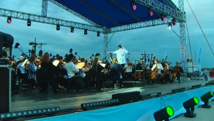 На набережной в Астрахани состоялся концерт юношеского симфонического оркестра