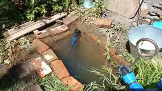 Коммунальщики отказались ликвидировать прорыв трубы пожилой астраханке