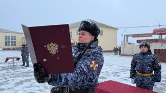 В Астрахани призывники-росгвардейцы присягнули на верность России