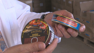 Астраханский рыбозавод выпускает до миллиона банок каспийской кильки в месяц