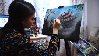 Астраханка создаёт необычные картины с помощью графического планшета