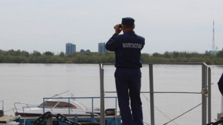 В Астрахани сотрудники “Волгоспаса” спасли двух тонущих подростков