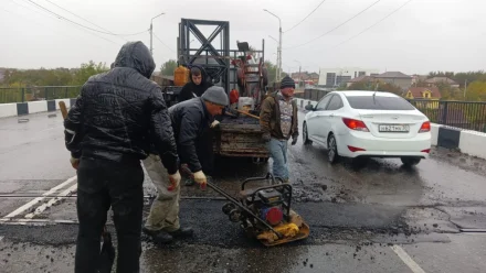 На Старом мосту в Астрахани провели ямочный ремонт