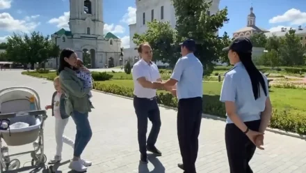 В Астрахани полицейские помогли беременной женщине добраться до роддома