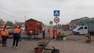 В Астрахани на улице 1-й Виноградной устанавливают искусственные неровности