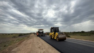 Под Астраханью ремонтируют дорогу, соединяющую село Маячное с Икряным
