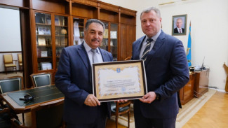 Игорь Бабушкин вручил председателю реготделения Союза ветеранов Афганистана почётную грамоту