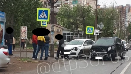 В Астрахани в ДТП с участием иномарок пострадала 23-летняя девушка
