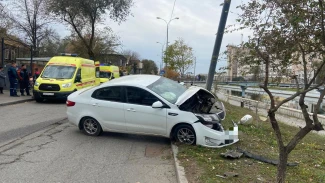 Два человека пострадали при наезде автомобиля на столб в Астрахани