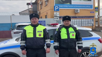 Астраханские госавтоинспекторы экстренно доставили больного мужчину в больницу 