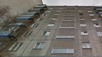 В Трусовском районе Астрахани маленький ребёнок выпал из окна