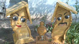 В Астрахани бывший офицер ВМФ создаёт деревянные скульптуры во дворе дома