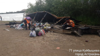 В Астрахани с пляжей на Городском острове вывезли 10 тонн мусора