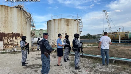 Астраханские судебные приставы временно приостановили работу одной из нефтебаз
