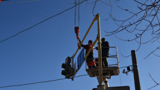 На улице Бориса Алексеева в Астрахани устанавливают новые светофоры