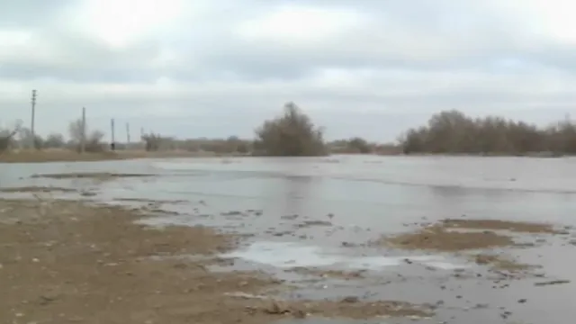 Жителей улицы посёлка Караагаш освобождают от «водной блокады»
