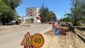 На улице Александрова в Астрахани прокладывают новую трубу водопровода