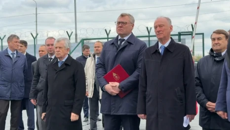 Николай Патрушев и Владимир Устинов принимают участие в церемонии закладки капсулы на месте нового производства в Астраханской области