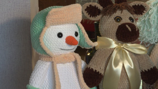 Астраханка вяжет одежду, игрушки и сумки из плюшевой пряжи