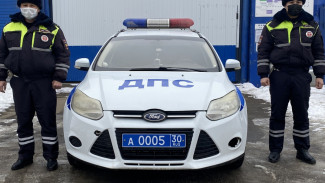 В Астрахани инспекторы ДПС оказали помощь двухлетней девочке 