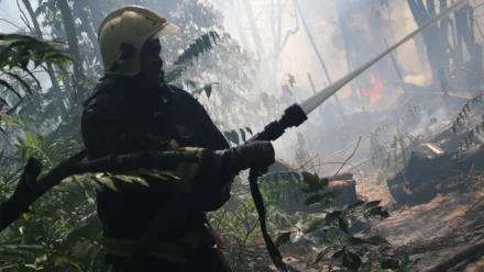 В Астрахани на Уфимской горели строение, хозпостройки и жилой дом