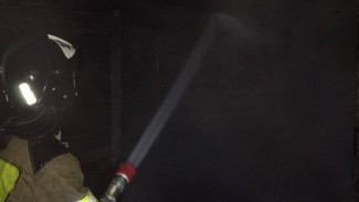 В Астрахани в рождественскую ночь при пожаре в доме пострадали мужчина и ребёнок