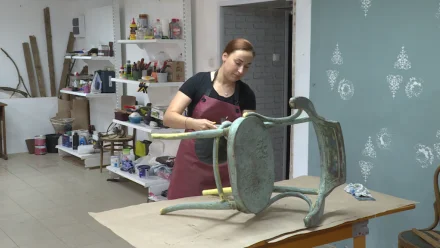 Две астраханки открыли свой цех по реставрации старой мебели