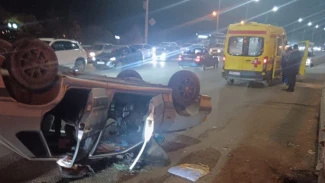 Автомобиль перевернулся на въезде на Новый мост
