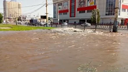 В Астрахани прорвало трубу рядом с ТЦ “Ярмарка”