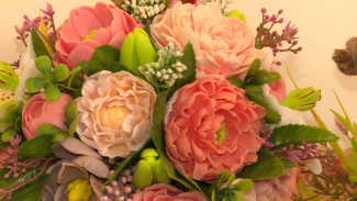 Астраханка создаёт композиции из мыла в виде букетов, фруктов и ягод