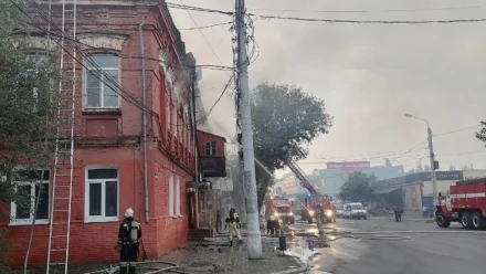 В Астрахани горел двухэтажный дом на площади 900 кв. метров