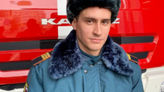 В Астрахани пожарный в свободное от службы время спас из огня двух человек