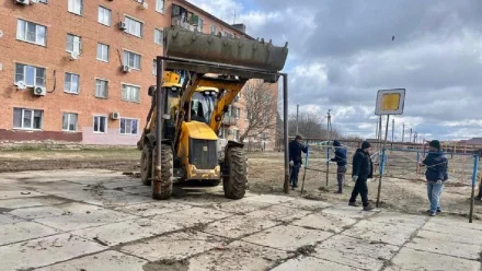 В Камызяке начали благоустраивать новую детскую площадку и зону отдыха